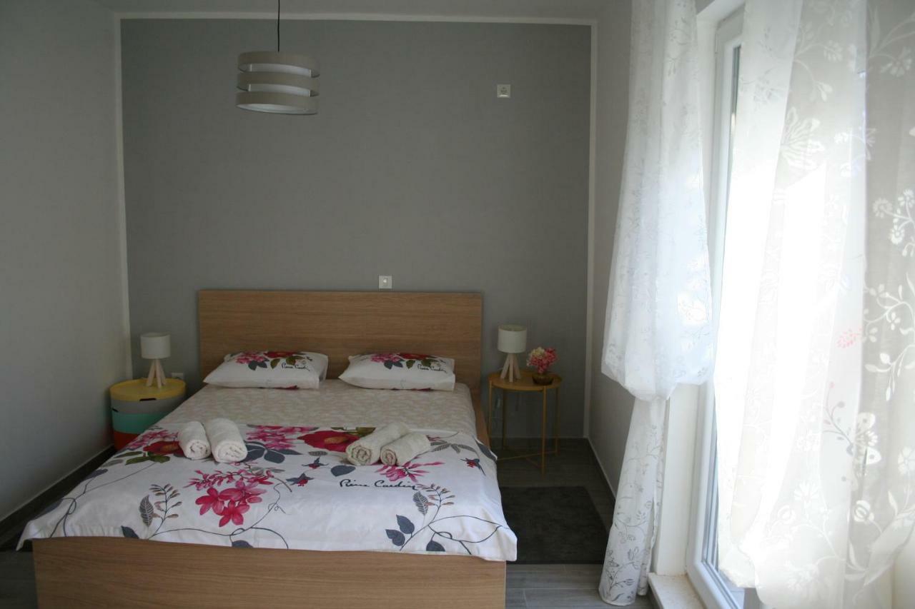 Room With Garden Split Exterior photo